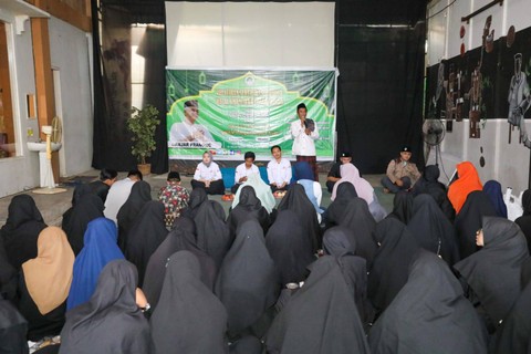 Relawan Santri Dukung Ganjar (SDG) Kalimantan Timur menggelar pelatihan sertifikasi produk halal untuk pelaku UMKM di di T-CO Coffee, Kelurahan Karang Anyar, Kecamatan Sungai Kunjang, Kota Samarinda, Jumat (31/3).  Foto: Dok. Istimewa