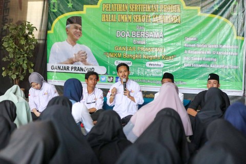 Relawan Santri Dukung Ganjar (SDG) Kalimantan Timur menggelar pelatihan sertifikasi produk halal untuk pelaku UMKM di di T-CO Coffee, Kelurahan Karang Anyar, Kecamatan Sungai Kunjang, Kota Samarinda, Jumat (31/3).  Foto: Dok. Istimewa