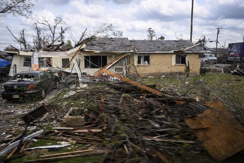Rumah yang hancur akibat dilanda badai di Rolling Fork, di Mississippi, Amerika Serikat, pada 31 Maret 2023. Foto: Mandel Ngan/AFP