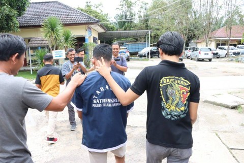 Pelaku pembunuhan yang berhasil ditangkap. | Foto: Dok Polres Tulang Bawang