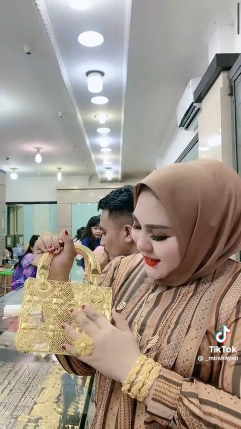 Perempuan Makassar beli tas emas Rp553 juta. Foto: Dok. TikTok/@_mirahayati