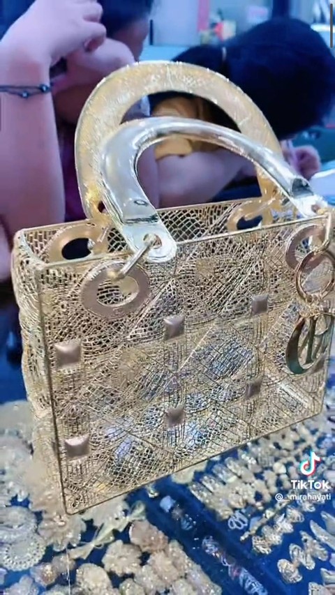 Tas emas Rp553 juta. Foto: Dok. TikTok/@_mirahayati