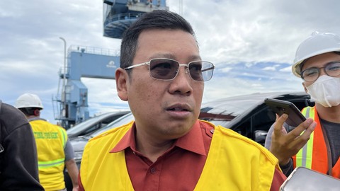 Kepala Badan Pangan Nasional (Bapanas) Arief Prasetyo Adi menjawab pertanyaan wartawan usai pembongkaran muat pengadaan gula di Tanjung Priok, Sabtu (1/4/2023).  Foto: Ghinaa Rahmatika/kumparan