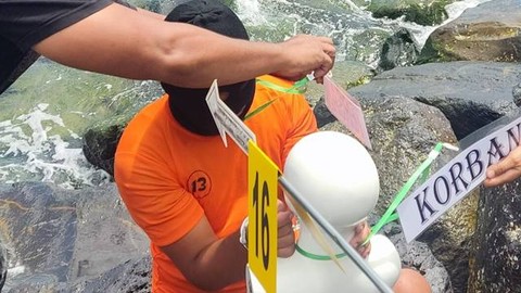 Pelaku pembunuhan dan pemerkosa bocah 7 tahun asal Minut saat mengikuti prarekonstruksi yang digelar oleh Polresta Manado, Sabtu (1/4). (foto: dokumen istimewa)