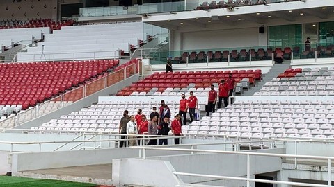 Presiden Jokowi beserta rombongan tiba di GBK untuk bertemu pemain Timnas U-20, Sabtu (1/4/2023). Foto: Paulina Herasmaranindar/kumparan