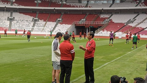 Presiden Jokowi berbincang dengan Pelatih Timnas Indonesia, Shin Tae Yong di GBK, Senayan, Jakarta, Sabtu (1/4/2023). Foto: Jonathan Devin/kumparan