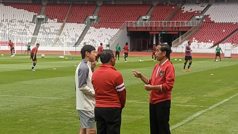 Presiden Jokowi berbincang dengan Pelatih Timnas Indonesia, Shin Tae Yong di GBK, Senayan, Jakarta, Sabtu (1/4/2023). Foto: Jonathan Devin/kumparan
