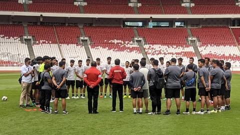 Presiden Jokowi berbincang dengan Timnas U-20 Indonesia di GBK Senayan, Jakarta, Sabtu (1/4/2023).   Foto: Jonathan Devin/kumparan