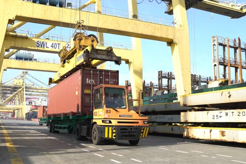 Kegiatan Operasional di Terminal Peti Kemas Belawan. Dok. Pelido. 