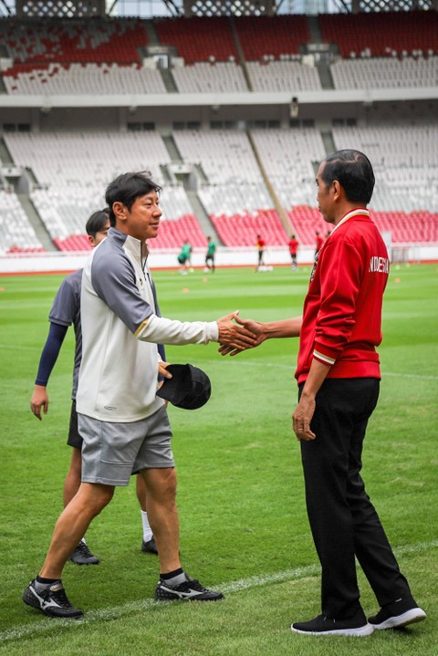 Presiden Jokowi bersalaman dengan pelatih Timnas Indonesia, Shin Tae Yong, di Stadion Utama Gelora Bung Karno, Senayan, Jakarta, Sabtu (1/4/2023). Foto: Jamal Ramadhan/kumparan
