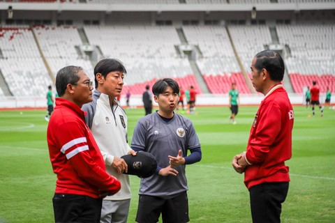 Presiden Jokowi berbincang dengan pelatih Timnas Indonesia, Shin Tae Yong, di Stadion Utama Gelora Bung Karno, Senayan, Jakarta, Sabtu (1/4/2023). Foto: Jamal Ramadhan/kumparan