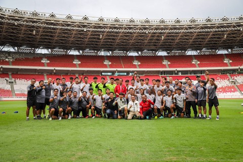 Presiden Jokowi berfoto bersama pemain Timnas U-20 di Stadion Utama Gelora Bung Karno, Senayan, Jakarta, Sabtu (1/4/2023). Foto: Jamal Ramadhan/kumparan