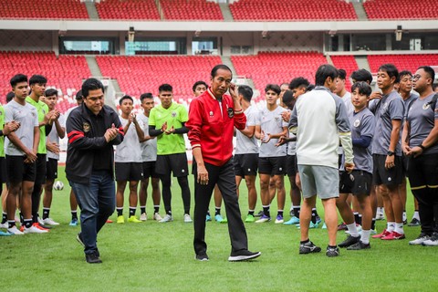 Presiden Jokowi berjalan usai berbincang dengan pemain Timnas U-20 di Stadion Utama Gelora Bung Karno, Senayan, Jakarta, Sabtu (1/4/2023). Foto: Jamal Ramadhan/kumparan