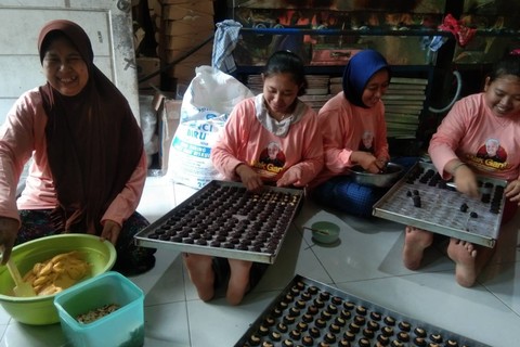 Relawan Mak Ganjar membantu usaha kue kering di Desa Sidokumpul, Kecamatan Gresik, Kabupaten Gresik, Jawa Timur, Sabtu (1/4/2023). Foto: Dok. Istimewa