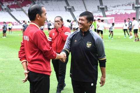 Presiden Jokowi berbincang dengan pelatih Timnas U-22, Indra Sjafri, di Stadion Utama Gelora Bung Karno (GBK), Senayan, Jakarta, Sabtu (1/4/2023). Foto: Kris/Biro Pers Sekretariat Presiden