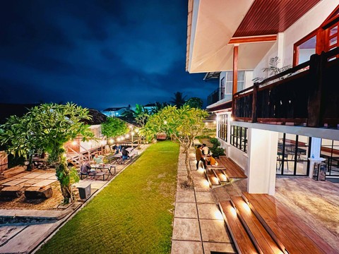 Bersantap di halaman Kedai Nate, Selasa (28/3/2023) | Foto: Roza Hariqo / Lampung Geh