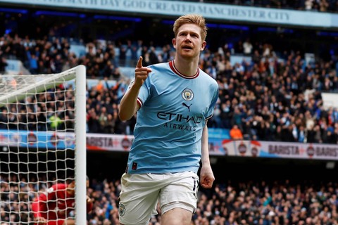 Pemain Manchester City Kevin De Bruyne merayakan gol kedua mereka saat hadapi Liverpool di Stadion Etihad, Manchester, Inggris, Sabtu (1/4/2023). Foto: Action Images via Reuters/Jason Cairnduff