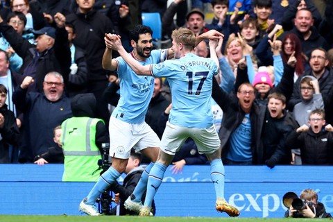 Pemain Manchester City Ilkay Gundogan merayakan gol ketiga mereka dengan Kevin De Bruyne saat hadapi Liverpool di Stadion Etihad, Manchester, Inggris, Sabtu (1/4/2023). Foto: Carl Recine/REUTERS