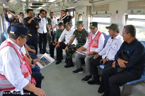 Menteri Perhubungan Budi Karya Sumadi, melakukan kunjungan kerja ke Provinsi Aceh untuk mengecek perkembangan pembangunan jalur kereta api Lhokseumawe-Bireuen yang merupakan bagian dari pembangunan Kereta Api Trans Sumatera, Sabtu (1/4/2023). Foto: Dok. KAI