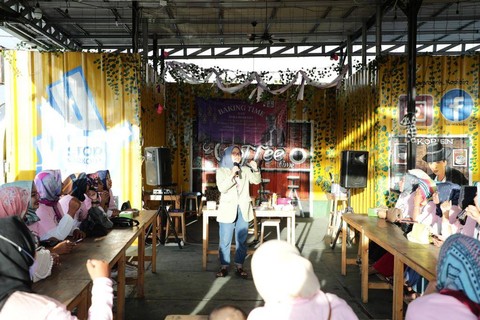 Relawan Srikandi Ganjar menggelar pelatihan pembuatan kue nastar di daerah Jurangmangu Timur, Pondok Aren, Tangerang Selatan, Banten, Sabtu (1/4/2023). Foto: Dok. Istimewa