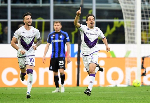 Giacomo Bonaventura mencetak gol di laga Inter Milan vs Fiorentina dalam pekan ke-28 Liga Italia 2022/23 di Stadion San Siro pada 1 April 2023. Foto: REUTERS/Daniele Mascolo