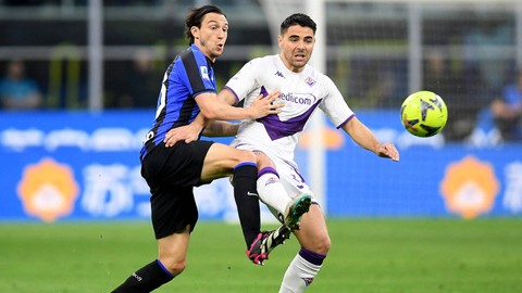 Riccardo Sottil (kanan) duel dengan Matteo Darmian di laga Inter Milan vs Fiorentina dalam pekan ke-28 Liga Italia 2022/23 di Stadion San Siro pada 1 April 2023. Foto: REUTERS/Daniele Mascolo