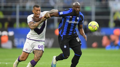 Igor Julio (kiri) duel dengan Romelu Lukaku di laga Inter Milan vs Fiorentina dalam pekan ke-28 Liga Italia 2022/23 di Stadion San Siro pada 1 April 2023. Foto: REUTERS/Daniele Mascolo