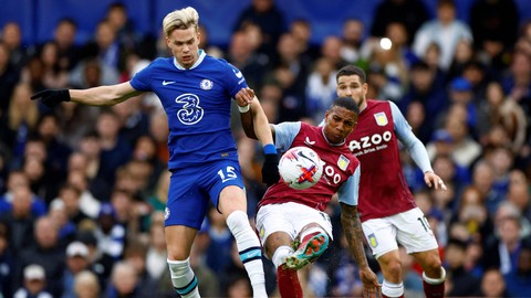 Kiri-ke-kanan: Mykhailo Mudryk, Ashley Young, Emiliano Buendia di laga Chelsea vs Aston Villa dalam pekan ke-29 Liga Inggris 2022/23 di Stadion Stamford Bridge, 1 April 2023. Foto: Action Images via Reuters/Peter Cziborra