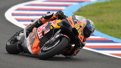 Brad Binder saat sesi sprint race MotoGP Argentina di Autodromo Termas de Rio Hondo pada 1 April 2023 waktu setempat. Foto: JUAN MABROMATA / AFP