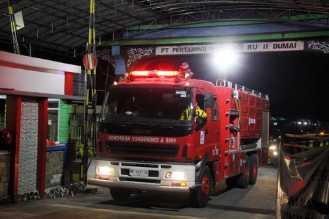 Sebuah mobil pemadam kebakaran meninggalkan kawasan Kilang Minyak Putri Tujuh Pertamina RU II Dumai, Riau, Sabtu (1/4/2023). Foto: ANTARA FOTO/Aswaddy Hamid