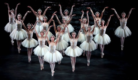 Penari Balerina dari Birmingham Royal Ballet membawakan tarian Swan Lake.  Foto: Lee Smith/REUTERS