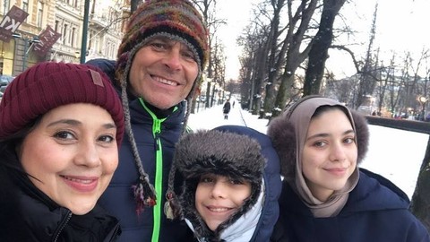 Ayu Azhari dan keluarga. Foto: Instagram/@ayukhadijahazhari