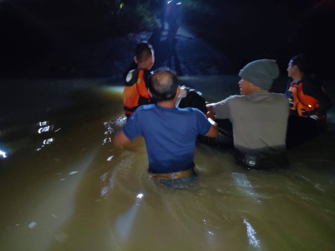 Basarnas Lampung mengevakuasi korban terjatuh ke saluran irigasi di Lampung Tengah, pada Sabtu (1/4) malam. | Foto : Dok. Basarnas Lampung
