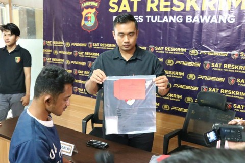 Pelaku yang meracun istrinya sendiri menggunakan putas hingga meninggal dunia. | Foto : Dok. Polres Tulang Bawang.