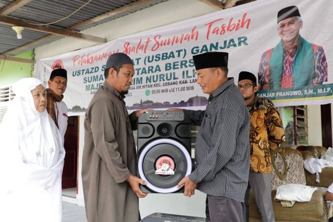 Usbat Sumut saat memberikan bantuan untuk Majelis Taklim Nurul Ilham Langkat. Foto: Dok. Istimewa