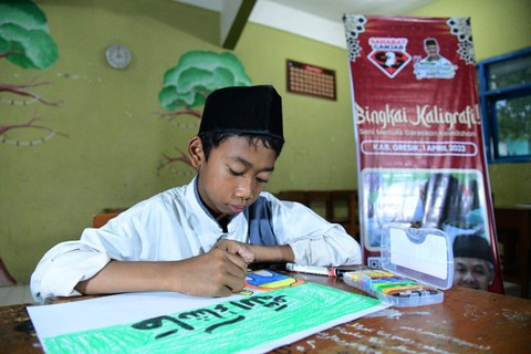 Santri Yayasan Pondok Pesantren Mujahadah Miftahul Hidayah saat mengikuti lomba kaligrafi. Foto: Dok. Istimewa