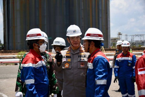 Kapolda Riau, Irjen Pol Mohammad Iqbal saat meninjau lokasi PT Kilang Pertamina Internasional Refenery Unit (RU) ll Dumai. Foto: Dok. Istimewa