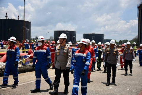 Kapolda Riau, Irjen Pol Mohammad Iqba\l saat meninjau lokasi PT Kilang Pertamina Internasional Refenery Unit (RU) ll Dumai. Foto: Dok. Istimewa