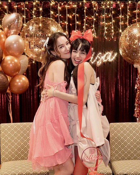 Lisa Blackpink bersama sahabatnya, Diana Flipo, di pesta ulang tahun ke-26. Foto: Instagram/@dianaflipo