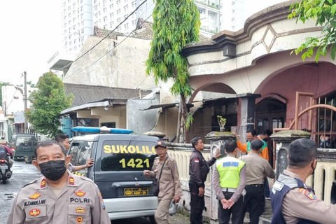 Polsek Sukolilo Surabaya menyita minuman keras (miras) oplosan jenis moke dari Flores, NTT. Foto: Polsek Sukolilo