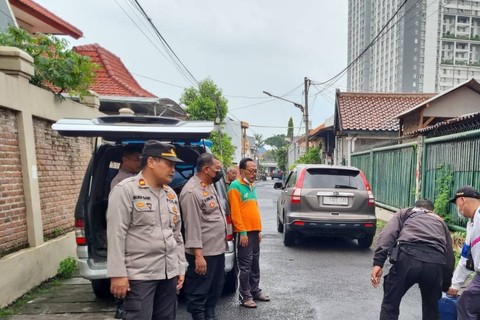 Polsek Sukolilo Surabaya menyita minuman keras (miras) oplosan jenis moke dari Flores, NTT. Foto: Polsek Sukolilo