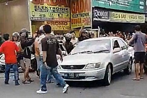 Mobil sedan diamuk massa di Sleman, Minggu (2/4). Foto: Twitter/@merapi_uncover