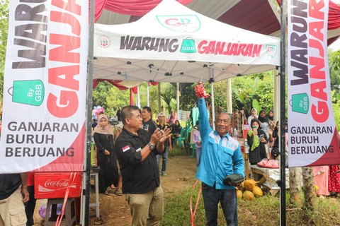 Ganjaran Buruh Berjuang dan Serikat Pekerja Nasional dalam menggelar Warung Ganjaran. Foto: Dok. Istimewa