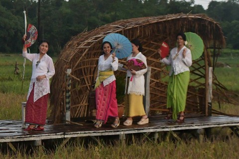 Sejumlah anggota komunitas perempuan pelestari budaya memperagakan busana kebaya dan kain tenun baduy di Angkringan Tepi Sawah, Setu, Kabupaten Bekasi, Jawa Barat, Minggu (2/4/2023). Foto: Fakhri Hermansyah/ANTARA FOTO