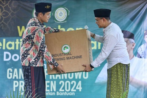 Pemberian mesin jahit dari SDG Jabar untuk Pondok Pesantren Darul Ma'rif. Foto: Dok. Istimewa