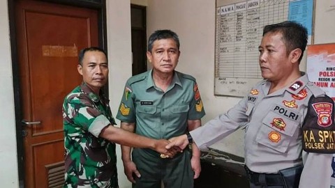 TNI gadungan (tengah) yang kerap memeras masjid ditangkap Babinsa di Bekasi, Jawa Barat, Minggu (2/4).  Foto: Dok. Istimewa
