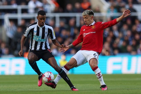 Pemain Manchester United Lisandro Martinez berebut bola dengan pemain Newcastle United Alexander Isak pada pertandingan lanjutan Liga Inggris di Stadion St James' Park, Newcastle, Inggris, Minggu (2/4/2023).  Foto: Lee Smith/REUTERS