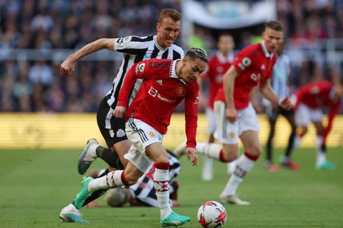 Pemain Manchester United Antony berusaha melewati pemain Newcastle United Dan Burn pada pertandingan lanjutan Liga Inggris di Stadion St James' Park, Newcastle, Inggris, Minggu (2/4/2023).  Foto: Lee Smith/REUTERS