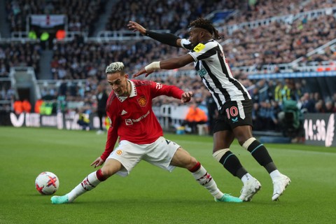 Pemain Manchester United Antony berebut bola dengan pemain Newcastle United Allan Saint-Maximin pada pertandingan lanjutan Liga Inggris di Stadion St James' Park, Newcastle, Inggris, Minggu (2/4/2023).  Foto: Lee Smith/REUTERS
