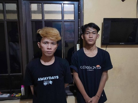 Tampang dua Pemuda Pelaku Curas yang beraksi di wilayah Pantura Pamanukan, berhasil dibekuk unit Reskrim Polsek Pamanukan. Dok Polsek Pamanukan. Foto: Dok. Istimewa